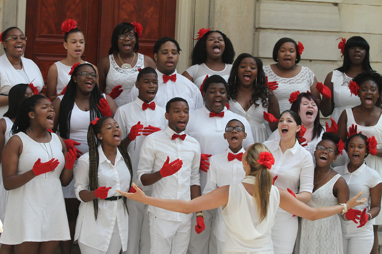 Vy Higginsen's Harlem Gospel for Teens Choir sang the National Anthem at the  Naturalization ceremony at The Metropolitan Museum of Art on July 22, 2014.
Photo Credit: Mariela Lombard/ El Diario